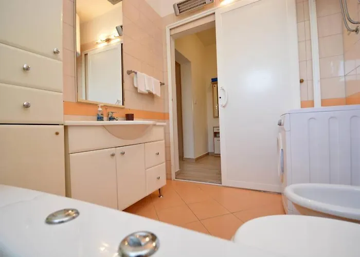 2br Premium, Fireplace & Parking زادار