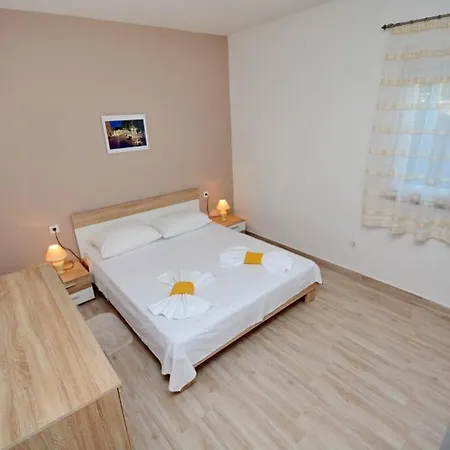 2br Premium, Fireplace & Parking